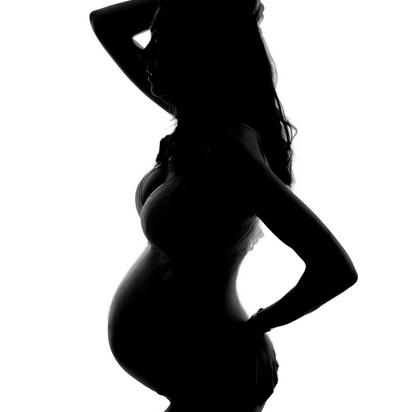 Photo de grossesse en contre jour