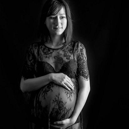 Photo de grossesse noir et blanc et dentelle